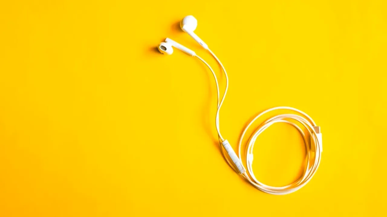 Vânzările de căști cu fir sunt în plină expansiune. De ce renunță unii utilizatori la Bluetooth?