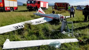 Planor PRĂBUŞIT pe Aerodromul Sânpetru, din judeţul Braşov: O persoană a fost rănită grav | FOTO