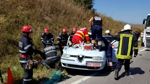 FOTO | Două persoane au fost grav rănite, după ce un autocar cu 23 de turişti s-a ciocnit cu un autoturism 