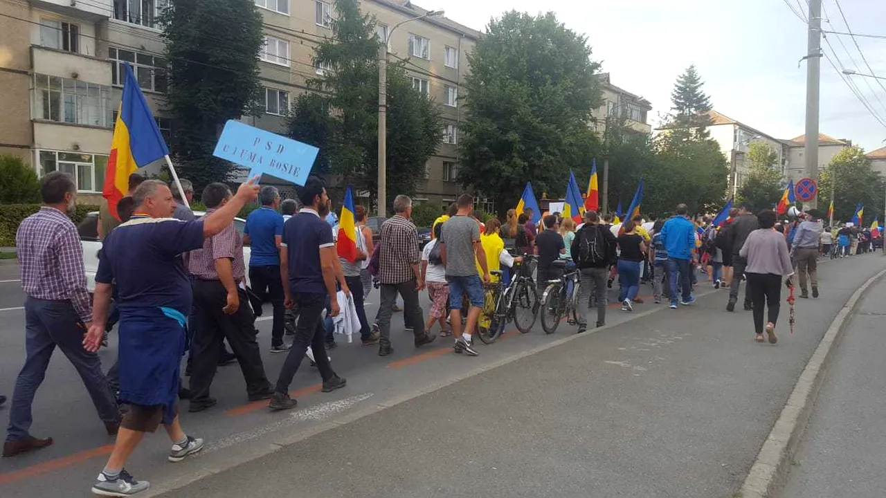 Peste 1.500 de oameni protestează la Sibiu, mai mulţi liberali fiind alături de manifestanţi