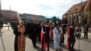 GALERIE FOTO Drumul Crucii, refăcut de peste 100 de greco-catolici într-o procesiune prin centrul Clujului