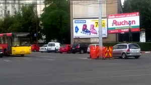 Stâlpi de electricitate amplasaţi în mijlocul străzii, într-o intersecţie din Ploieşti - FOTO