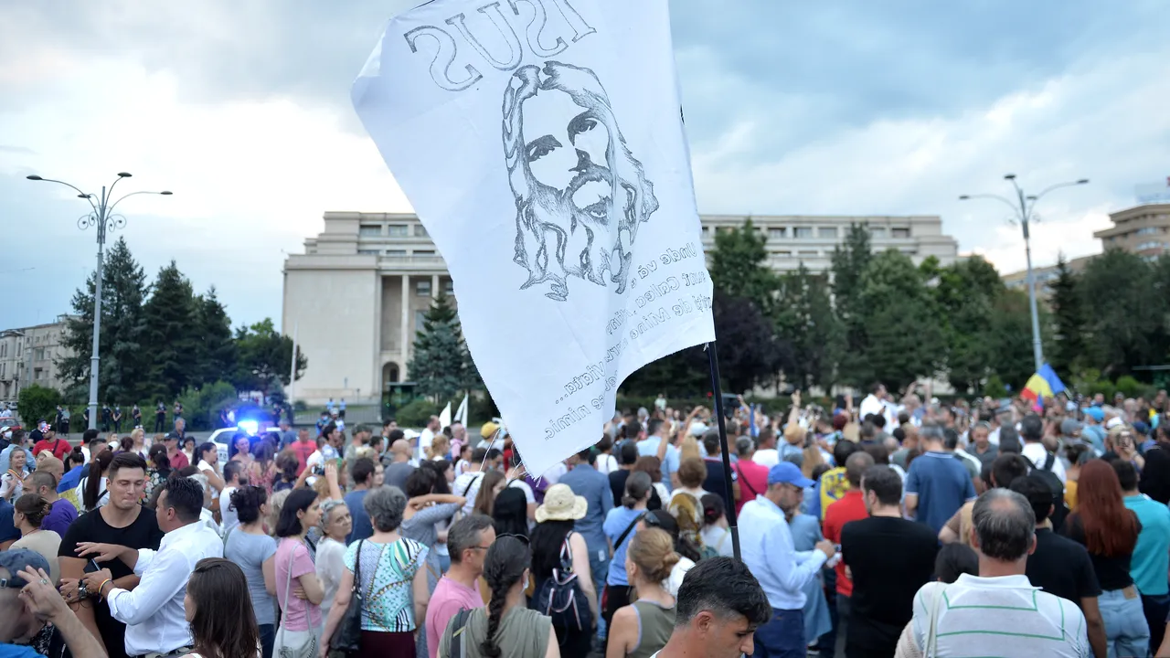GALERIE FOTO. Cum a arătat PROTESTUL din Piaţa Victoriei împotriva restricţiilor cerute de premierul Orban? Jandarmii au dat amenzi de 16.500 de lei