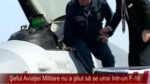 Şeful Aviaţiei Militare nu a ştiut să se urce într-un F-16 - VIDEO