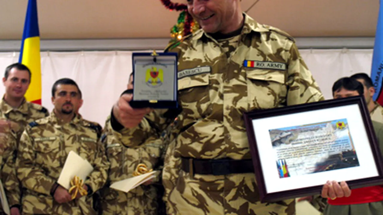 Traian Băsescu, în vizită la militarii români din Afganistan