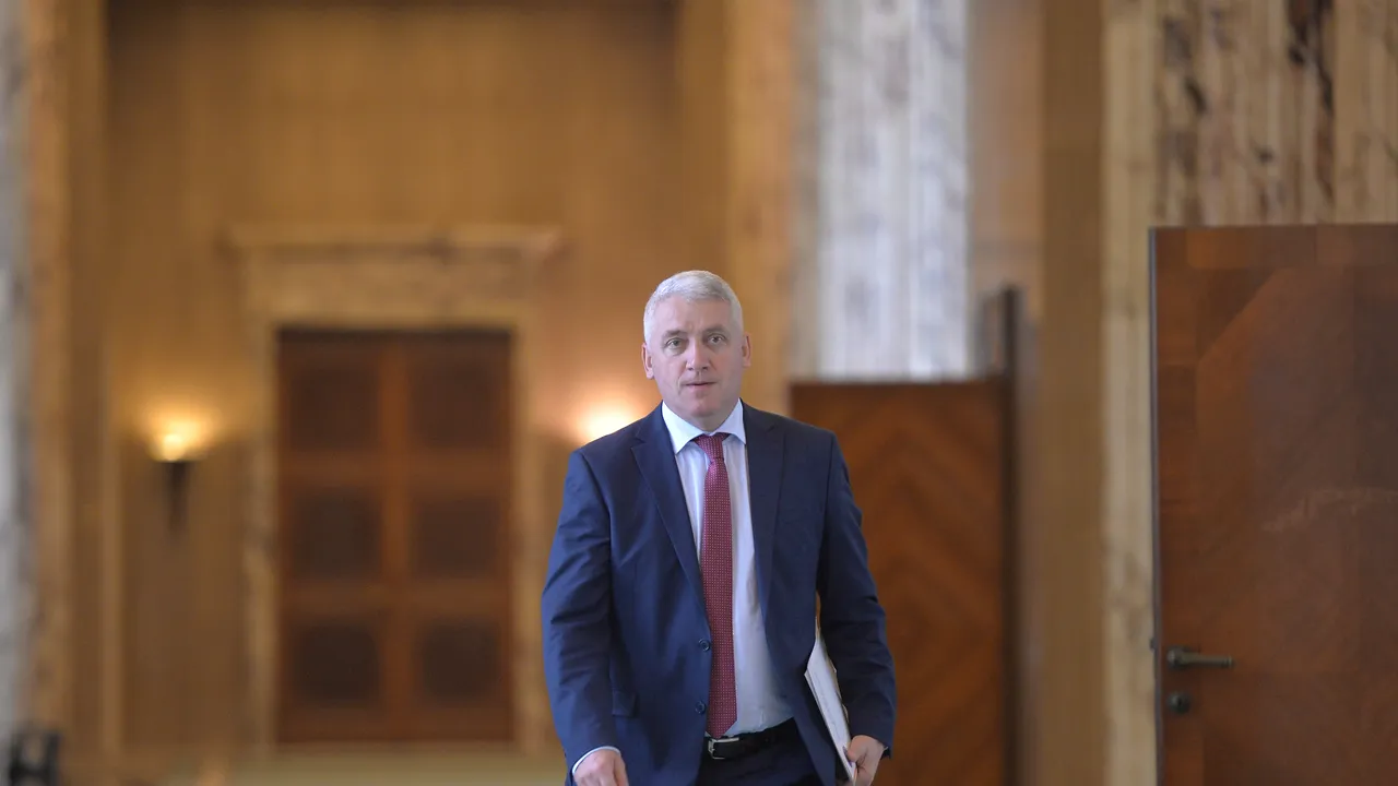Guvernul le recomandă celor afectaţi de OUG privind pensiile de serviciu să rămână în activitate: Pentru a elimina speculaţia privind avantajarea conducerilor 