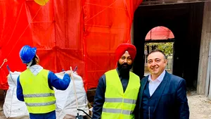 FOTO | Import de forţă de muncă: 25 de muncitori indieni repară clădirea unui liceu, monument istoric