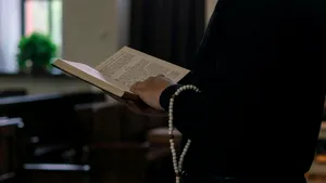 Doi preoţi, suspendaţi pentru „comportamentul” faţă de femei. Ancheta vizează infracţiunea de viol