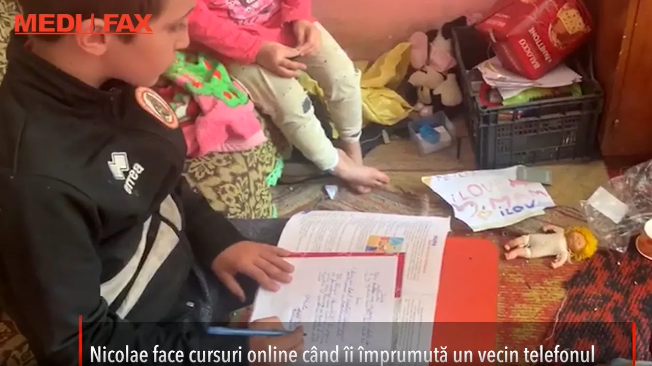 Şcoala online, pe apucate. Povestea lui Nicolae: face lecţii doar când îi împrumută un vecin telefonul
