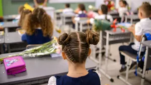 Prăpastie în educația din România, dezvăluită de PISA: 122 de puncte între elevii bogați și săraci. Școala la care ajunge copilul îi poate schimba radical rezultatele