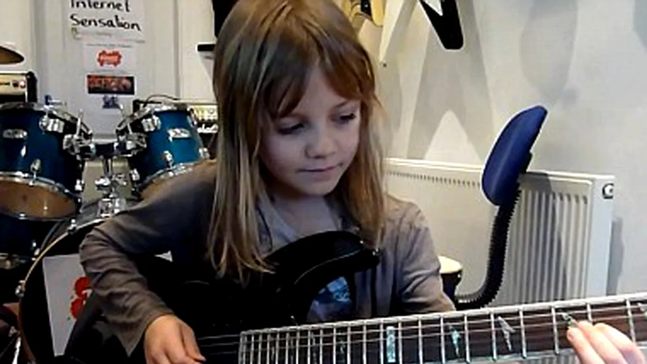 O fetiţă de 8 ani face senzaţie pe internet: Talentul său a uimit sute de mii de fani ai muzicii rock din lumea întreagă - VIDEO
