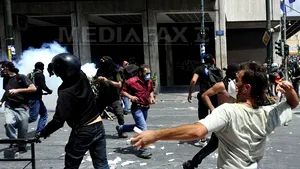 Protestele din Grecia: Poliţia foloseşte gaze lacrimogene împotriva manifestanţilor de la Parlament - VIDEO, GALERIE FOTO