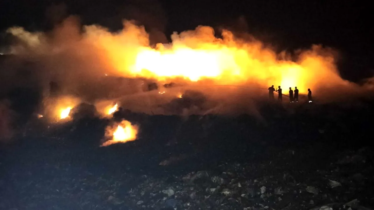 Groapa de gunoi din Arad arde în continuare. Vântul puternic a reaprins focul