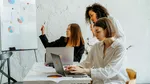 Decalajul salarial persistă în UE. Femeile câștigă, în medie, cu aproape 3.900 de euro mai puțin decât bărbații