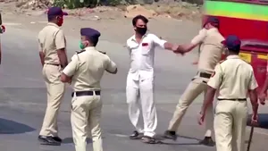 Poliţiştii din India îi bat cu beţe de bambus pe cei care nu respectă carantina. Restricţii pentru 1,3 miliarde oameni