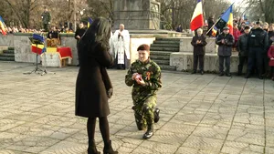 Un militar din Oradea şi-a cerut iubita în căsătorie la ceremonia de Ziua Naţională: 