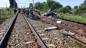 O maşină s-a rupt în două, lovită de tren, în judeţul Bacău / Doi copii şi doi adulţi au murit