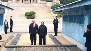 Întâlnire ISTORICĂ între Donald Trump şi Kim Jong-un în zona demilitarizată/ Trump a devenit primul preşedinte american în funcţie care a păşit pe teritoriul Coreei de Nord | VIDEO