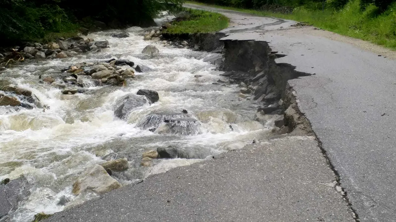 Pericol de surpare pe drumul spre staţiunea Râuşor, jud. Hunedoara, rupt de ape | FOTO