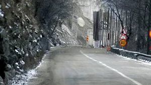 Circulaţie restricţionată pe Valea Oltului, din cauza căderilor de pietre de pe versanţi