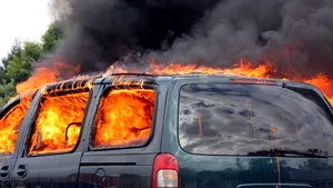 Numeroase vehicule, incendiate în parcarea unei gări din Paris / Zeci de persoane au fost reţinute