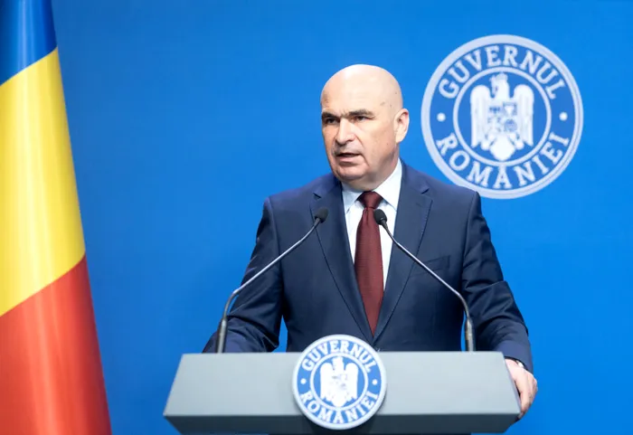 Breaking News Premierul Ilie Bolojan prezintă pachetul de măsuri fiscale pentru „corectarea deficitul bugetar”: Cota generală de TVA crește la 21%, pensiile și salariile din domeniul public rămân plafonate, taxe suplimentare pentru bănci