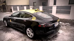 FOTO. Maşină Tesla, transformată în taxi de un român. Oraşul din ţară în care circulă autoturismul