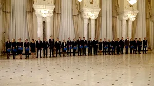 Klaus Iohannis, după jurământul depus de miniştrii cabinetului Grindeanu: Domnule Dragnea, aflarăm de la televizor ca sunteţi singurul care cunoaste programul de guvernare din scoarţă în scoarţă. Vă rog eu frumos, învăţaţi-i si pe ei