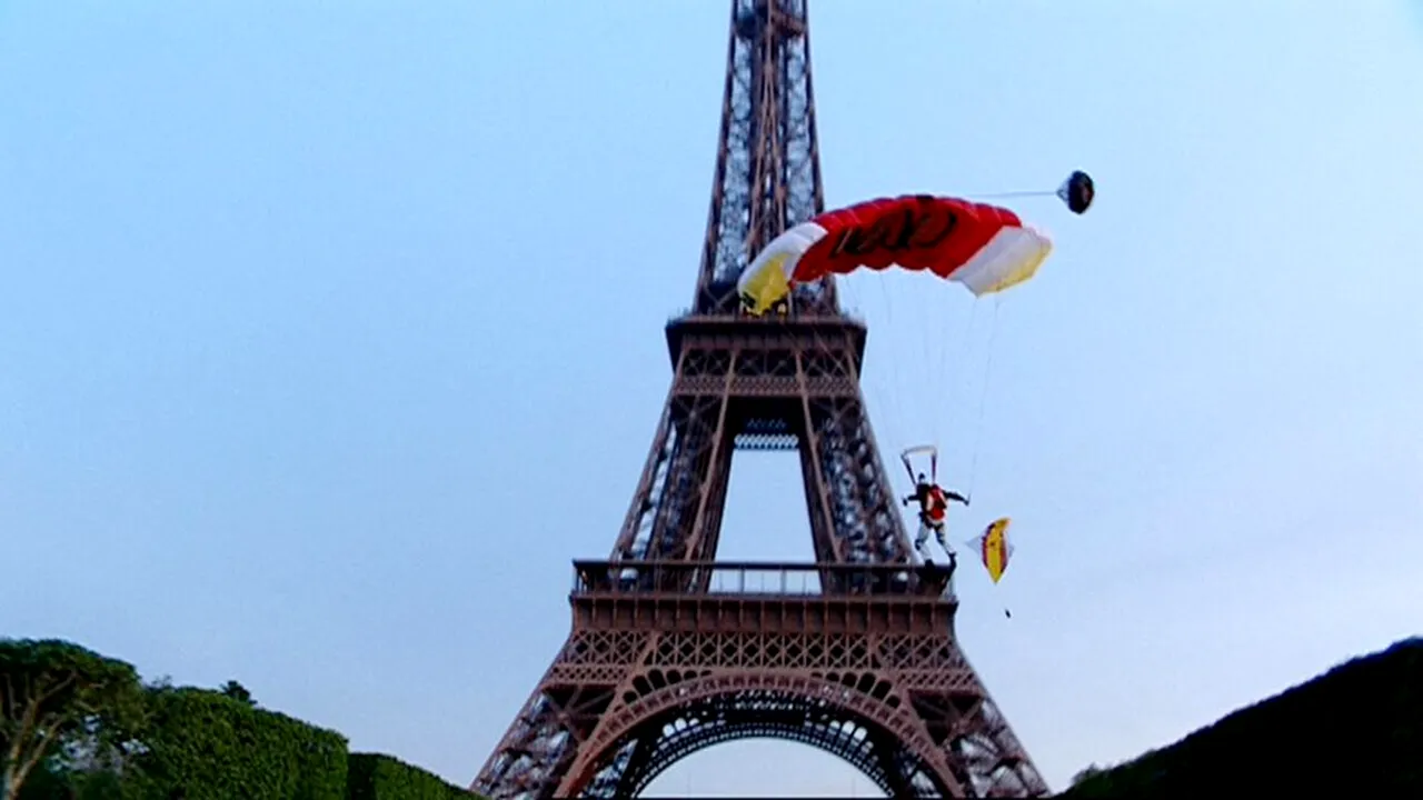 Un bărbat a fost arestat după ce a sărit cu paraşuta din vârful Turnului Eiffel