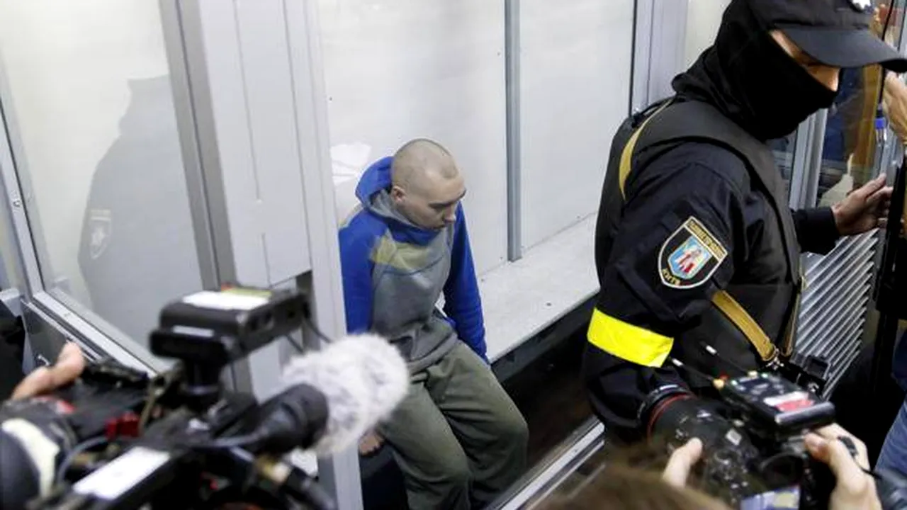 Ruşii scot flăcări, după începerea procesului în care un soldat rus este acuzat de crime de război

