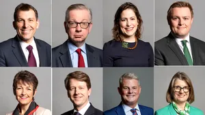 Criza politică din Marea Britanie, ziua 2 -  Au demisionat secretarii şi miniştri de la Interne, Trezorerie, Locuinţe, Sănătate, Finanţe, Învăţământ şi Familie.Secretarul pentru Locuinţe a fost concediat.  Numărul demisiilor a ajuns la 42  