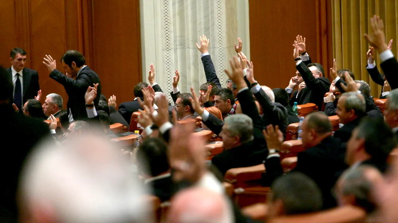 Codul administrativ al României, care introduce pensii speciale pentru aleşii locali, AMÂNAT în Camera Deputaţilor/ Cseke: Nu se elimină pragul de 20% pentru folosirea limbii materne/ Tomac: Vom ataca la CCR, e blat naţional