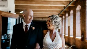 Un bărbat bolnav de Alzheimer a uitat că este căsătorit, s-a îndrăgostit din nou de soţie şi a cerut-o a doua oară de nevastă