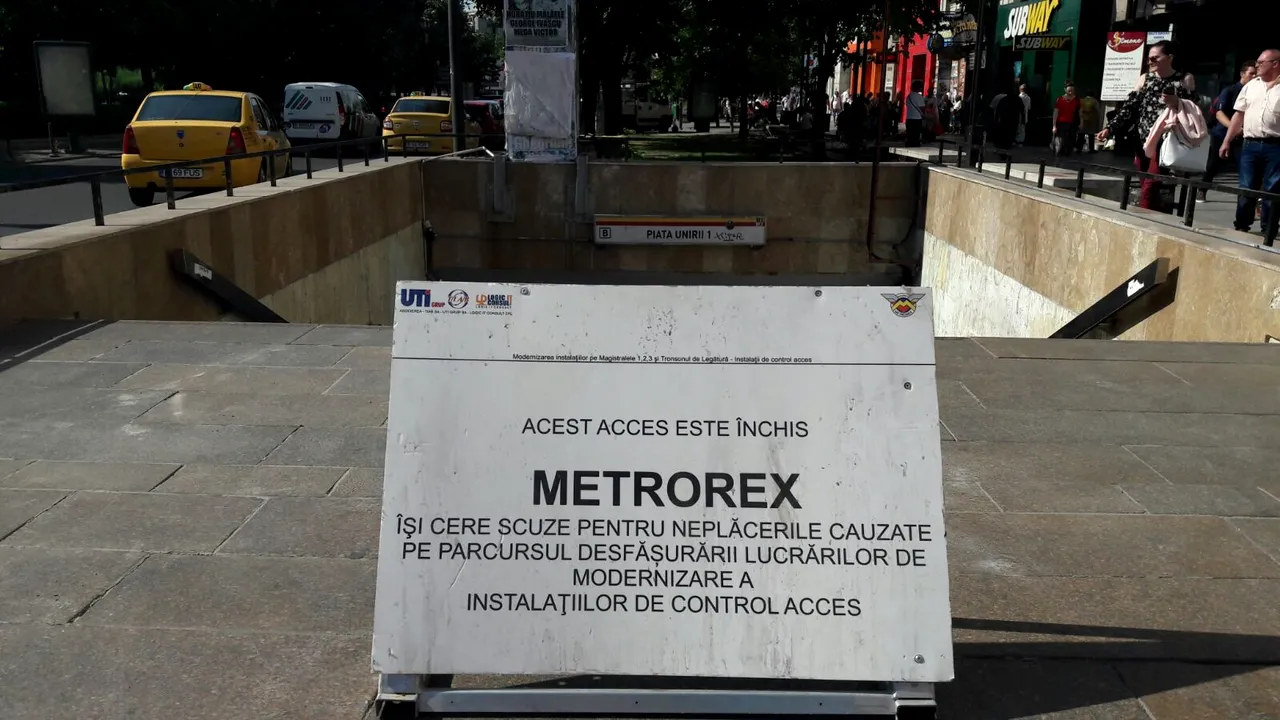 FOTO | Coadă de zeci de oameni formată la staţia de metrou Unirii, după închiderea unui punct de acces