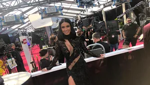 Adelina Pestriţu şi-a făcut selfie cu Kim Kardashian şi Pink la People's Choice Awards, unde a fost premiată | FOTO