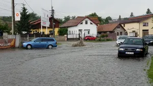 Ploaie torenţială la Alba Iulia: Mai multe străzi au fost inundate. Circulaţia se desfăşoară cu dificultate | FOTO, VIDEO