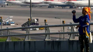 Militanţii opoziţiei thailandeze se retrag de pe aeroporturile din Bangkok