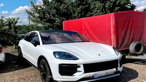 Un  bolid de aproape 160.000 de euro, confiscat în Cehia, tractat pe platformă în România