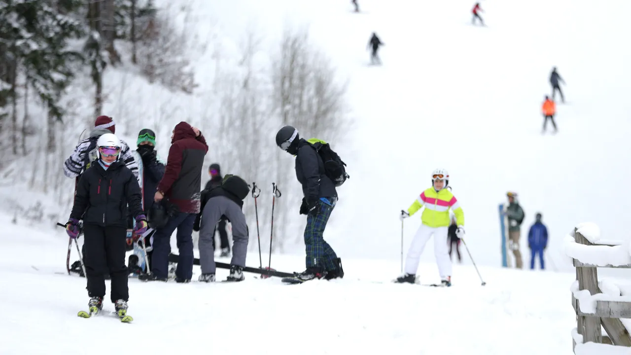 Când începe vacanţa de schi 2025. În ce perioadă au elevii zile libere, în funcţie de judeţ