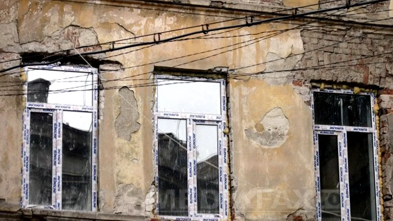 Un proiect al Primăriei Capitalei propune amenzi mari pentru proprietarii care nu refac faţadele clădirilor. Cei care nu îşi permit construcţiile pot primi ajutor de la municipalitate