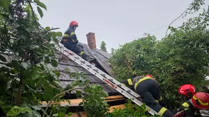 Vântul puternic a făcut ravagii în Suceava: acoperișuri distruse și arbori căzuți