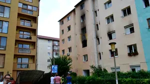 FOTO | Peste 40 de persoane, evacuate în urma unui incendiu într-un bloc din Sibiu