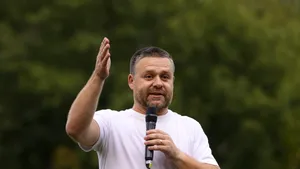 Ciprian Ciucu spune că Bucureștiul nu mai poate fi gândit exclusiv în jurul mașinilor. Prioritatea trebuie să fie mutarea oamenilor din „auto individual” în transportul în comun