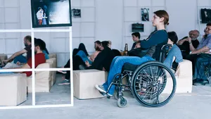 Arad: calvarul unei tinere cu dizabilităţi, şicanată la intrarea într-un bazin public de înot 