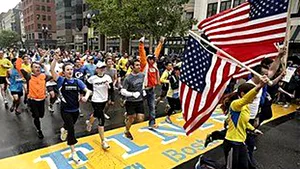 MARATONUL DE LA BOSTON: Mii de oameni au alergat ultimii kilometri ai cursei