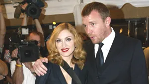 Guy Ritchie spune că în mariajul cu Madonna, ea e 