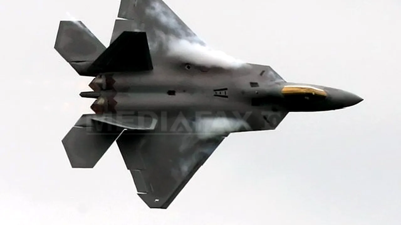 Problema lipsei de oxigen în avioanele F-22 se agravează, mai mulţi mecanici îmbolnăvindu-se la sol