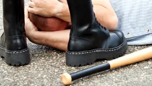 O aplicaţie de mobil care permite angajarea unui bătăuş pentru a ataca pe cineva, descărcată de zeci de mii de ori