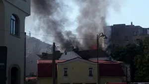 Incendiu în Capitală la o casă din Sectorul 2. UPDATE: Aproximativ 200 de elevi, de la o şcoală din zonă, au fost evacuaţi / Incendiul a fost stins - FOTO, VIDEO