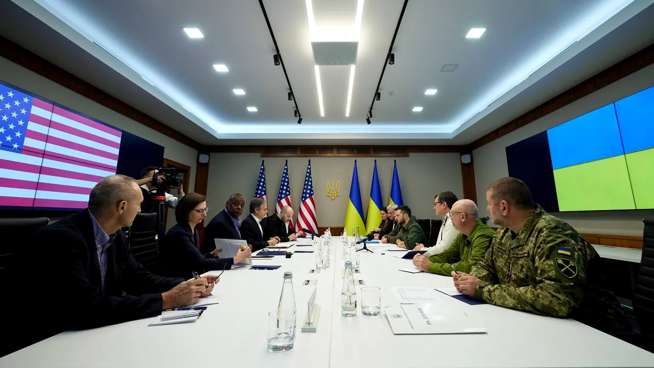 Războiul din Ucraina, ziua 61. Oficialii americani s-au întâlnit cu Zelenski la Kiev. SUA va oferi un ajutor militar de 700 de milioane de dolari / Ambasador: Rusia a avertizat Statele Unite să nu trimită mai multe arme în Ucraina